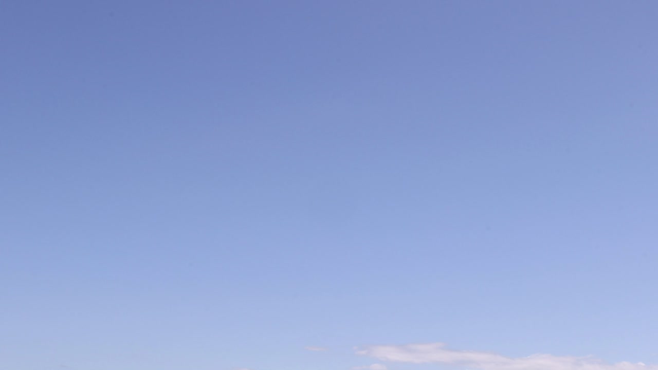 은 파란 하늘 아래의 산과