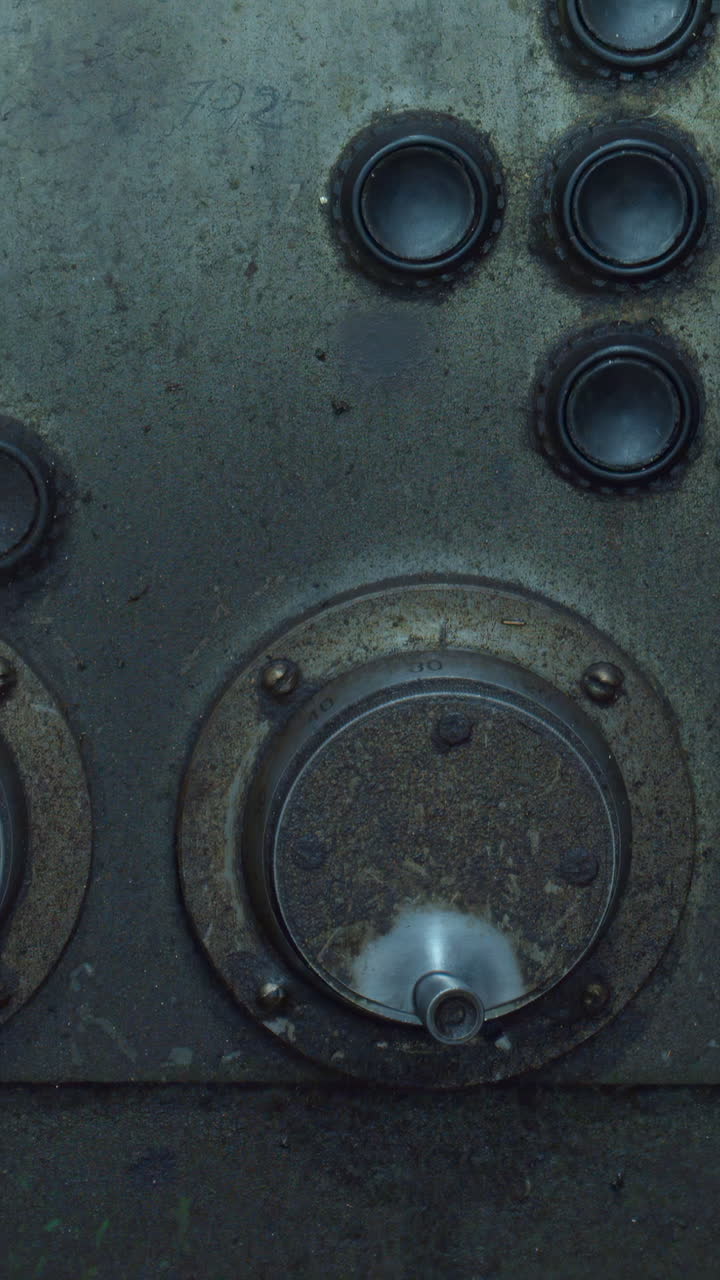 Nærbillede af et vintage industrielt kontrolpanel med blinkende lys
