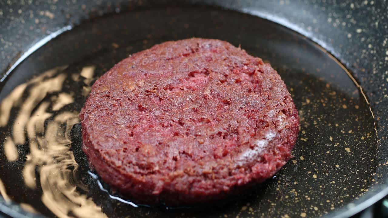 hamburguesa vegana frita en una sartén