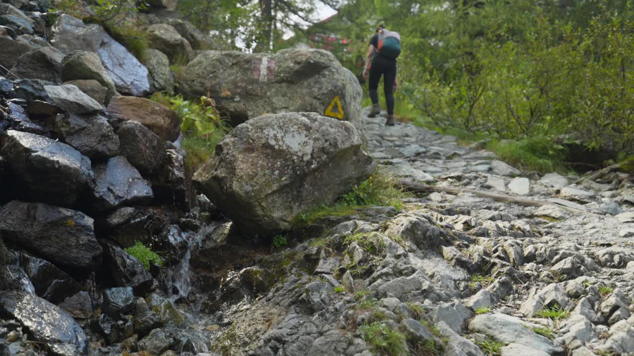 excursionista en el sendero rocoso del alpe ventina en sondrio, italia