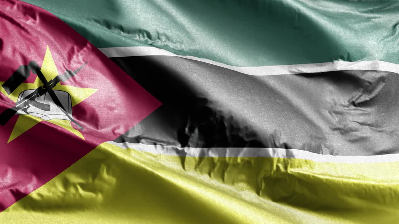 мозамбикский текстильный флаг, размахивающийся на ветре. мозамбикский баннер, качающийся на ветру. ткань текстильной ткани. полный заполняющий фон. 10 секунд.