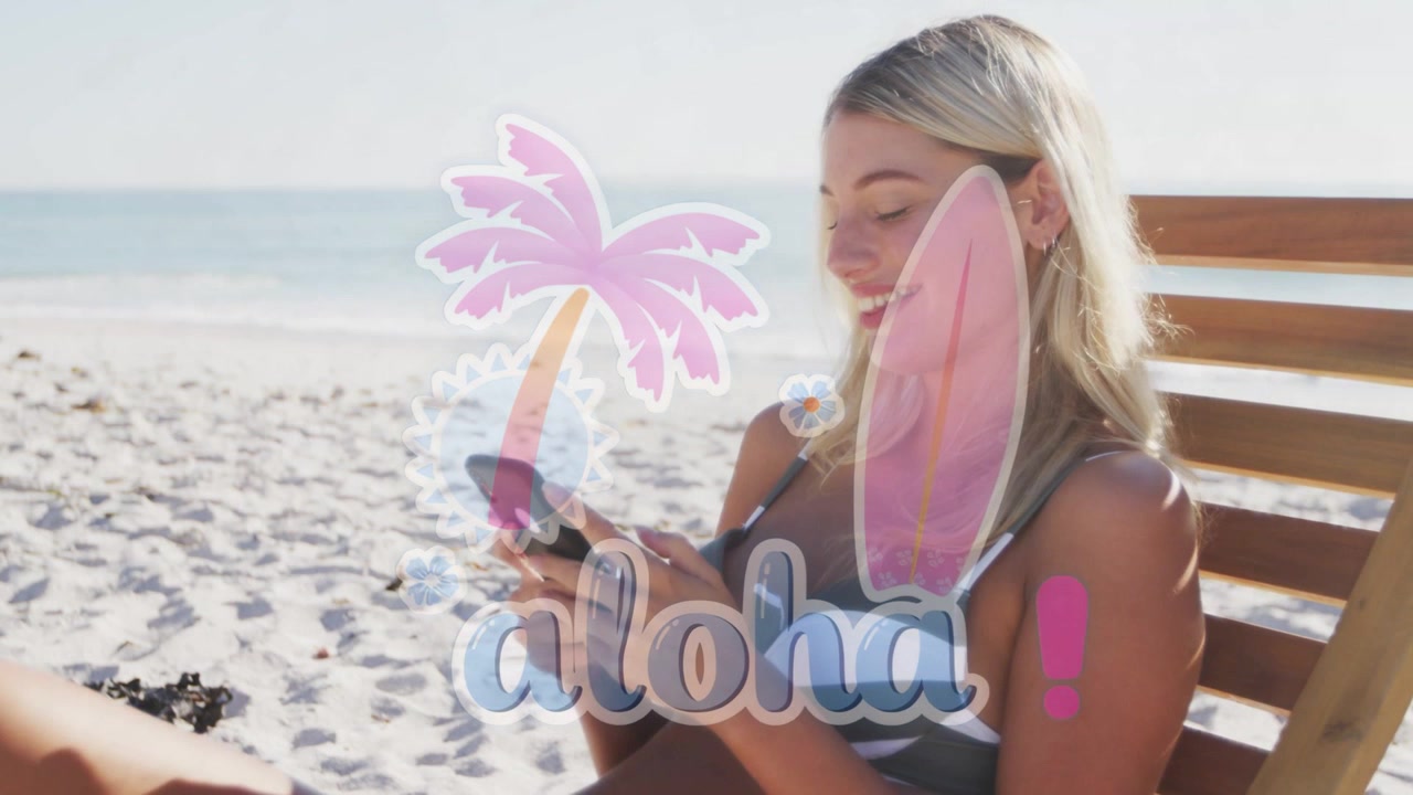 Kvinne sitter på strandstol, tapper på telefonen og ler mens et "aloha"-overlegg vises for reise