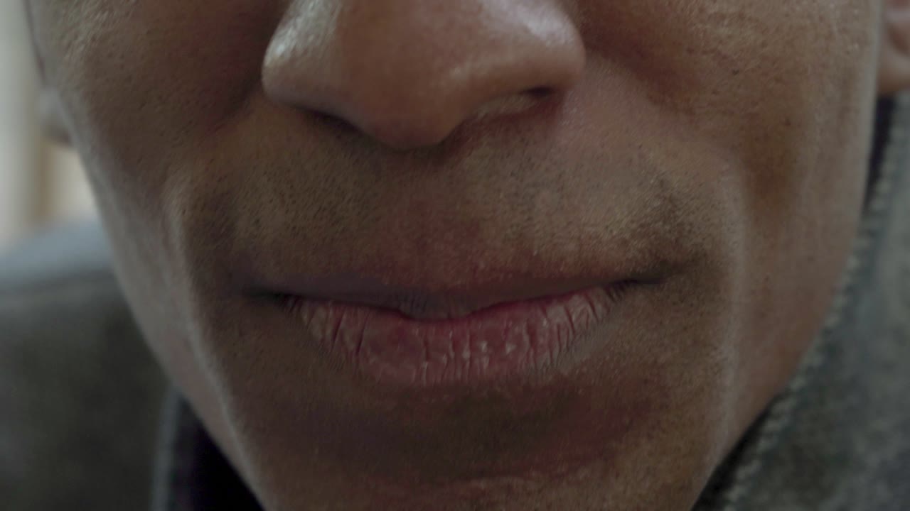 foto recortada de un joven feliz sonriendo