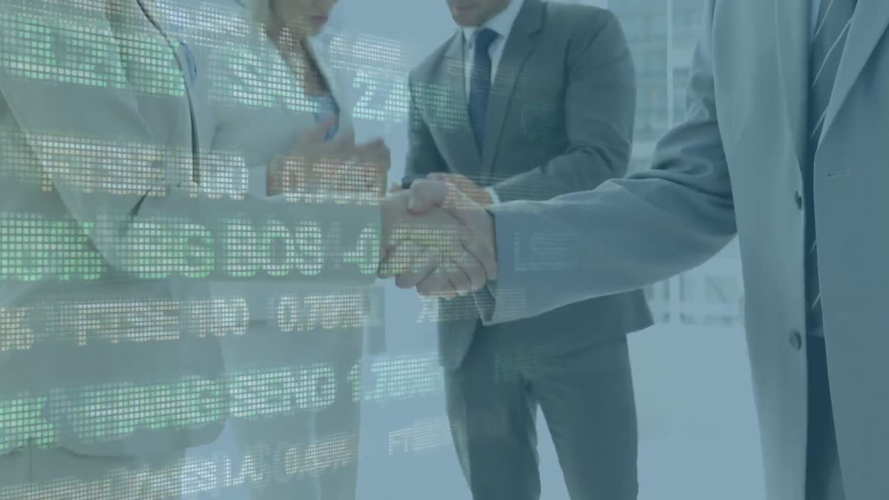 gente de negocios dándose la mano y datos