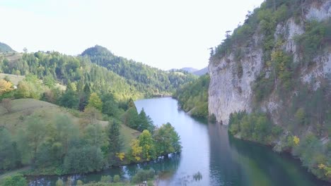 Unglaublicher-Kleiner-See,-Umgeben-Von-Bergen-Und-Wald,-4k-Luftsommertag