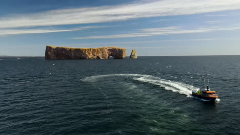 barco de pesca de langosta y tripulación desde arriba con dron en cámara lenta 60fps en 4k