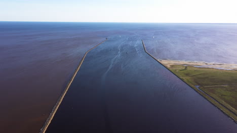 vista aérea del rompeolas de pärnu que se extiende hacia el mar