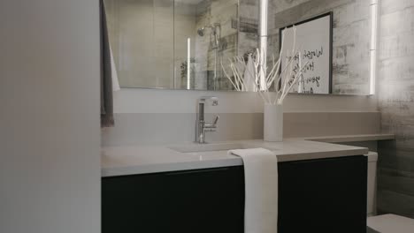 Encimera-De-Baño-Minimalista-Y-Limpia-Con-Detalles-Brillantes