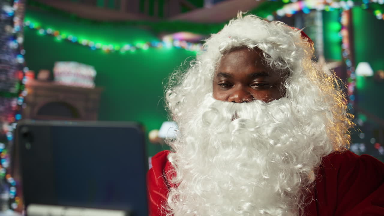 papá noel en una llamada de video