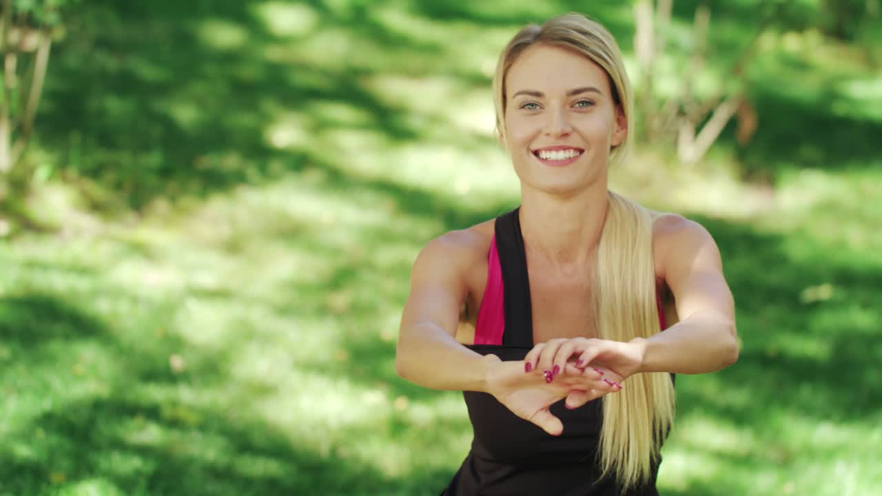 mujer de fitness haciendo ejercicio de sentadilla en un entrenamiento al aire libre en el parque de verano