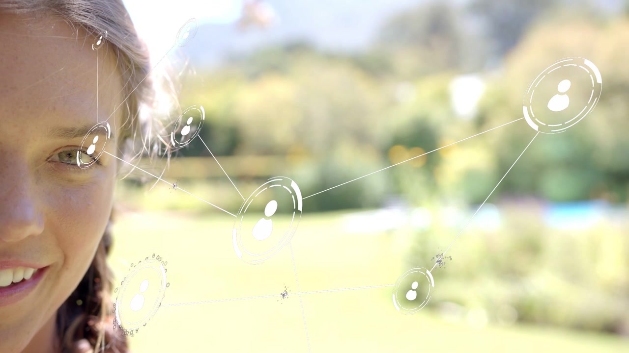 Frau öffnet lächelnd die Augen, während ein HUD (Head-up-Display) nahe dem Auge ein- und ausblendet und sich vermehrende Knoten ein soziales Netzwerk darstellen.