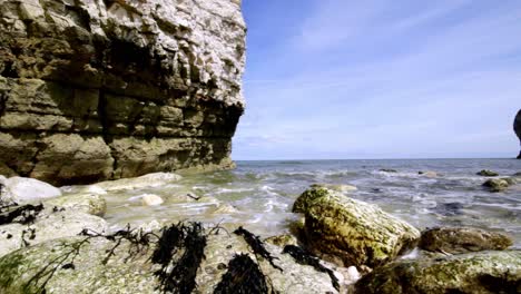 El-Mar-Chocando-Contra-Las-Rocas,-Aparte-De-Los-Impresionantes-Acantilados-En-North-Landing-Bridlington