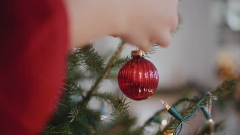 7/8-Frau-Schmückt-Zu-Hause-Den-Weihnachtsbaum-Mit-Christbaumkugel