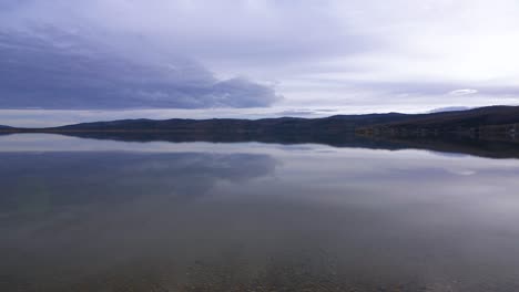 180-Vista-Del-Hermoso-Lago-De-Alaska