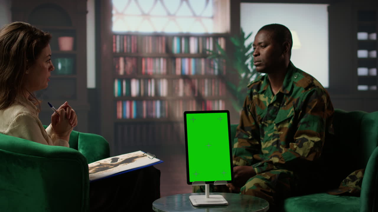 soldado de infantería asistiendo a una sesión de terapia con un psicólogo