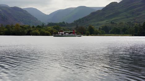 foto de fundo de um navio a vapor ullswater desliza pelas águas tranquilas do lago ullswater no distrito dos lagos do reino unido