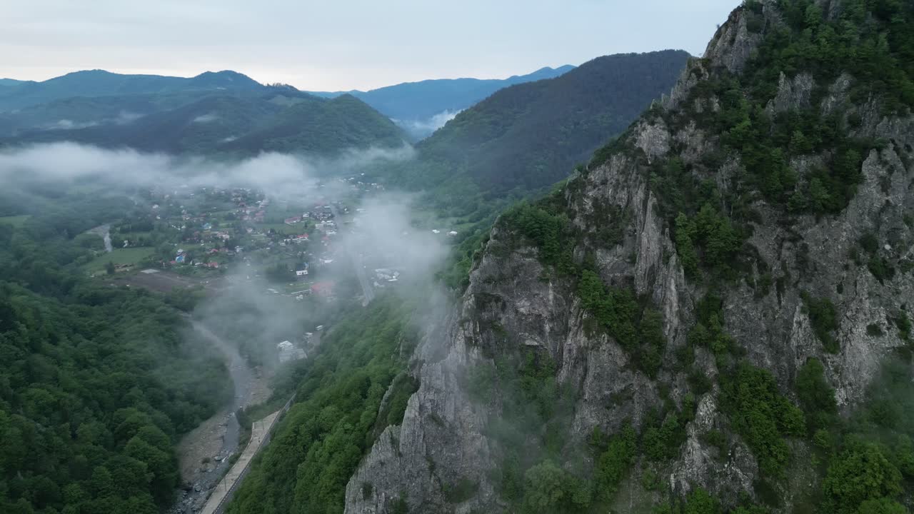 montañas rocosas escarpadas y nubes de niebla cerca de la ciudad rural de lepsa, condado de vrancea, rumania