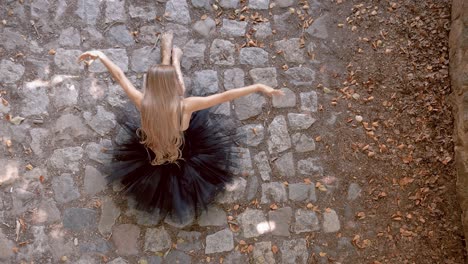 Artista-De-Ballet-Femenino-En-El-Suelo-Realizando-Una-Coreografía-Con-Brazos