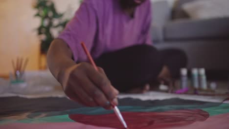 joven mujer africana dibujando en casa