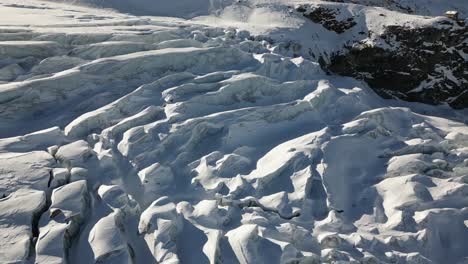 Luftpanorama:-Schneeebene-In-Den-Schweizer-Alpen-Im-Winter-Und-Ein-Großer-Gletscher