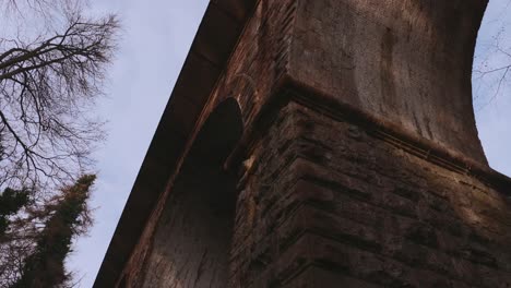 Mirando-Hacia-Abajo-El-Puente-De-Piedra-Desde-Un-Lado