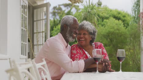 Ein-älteres-Afroamerikanisches-Paar-Im-Garten.-Soziale-Distanzierung-In-Quarantäne