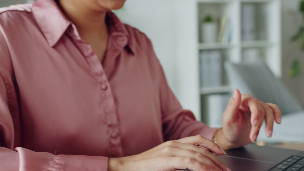 portátil, digital y mecanografía con mujer de negocios