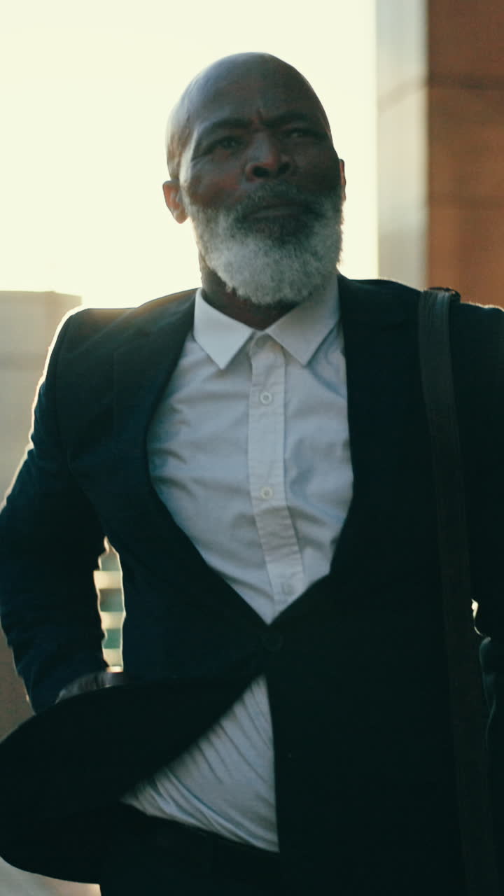 hombre de negocios mayor al aire libre