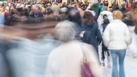 fast rush of christams shoppers in barcelona