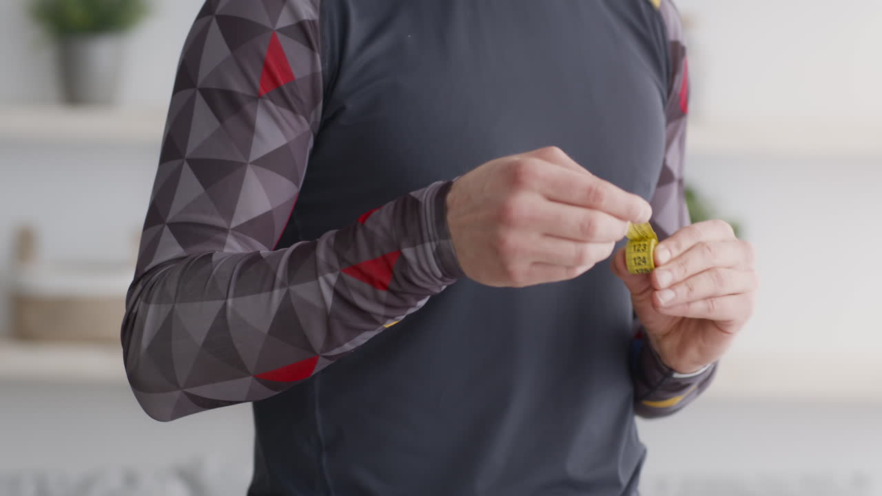 hombre midiendo el brazo con una cinta métrica