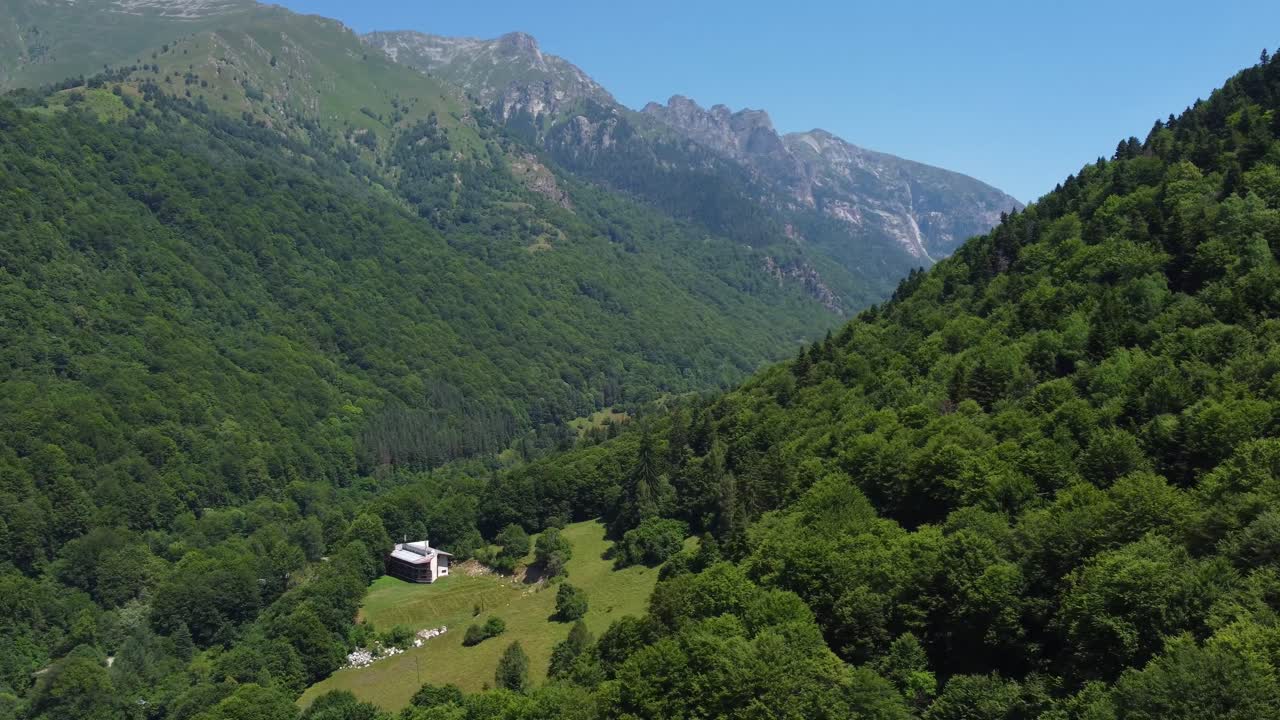 Vista drone di una splendida valle con foresta e montagne vicino al Monastero di Rila nel Parco Nazionale di Rila, Bulgaria.