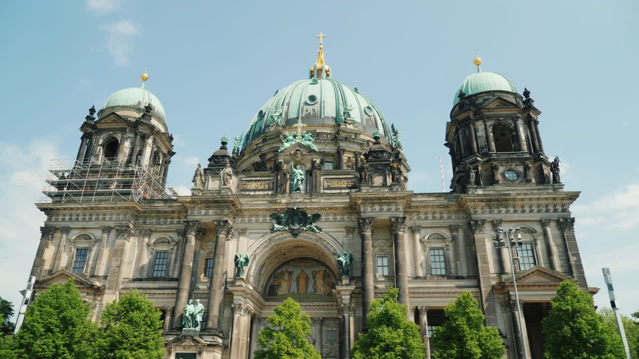 catedral de berlín en un claro día de primavera