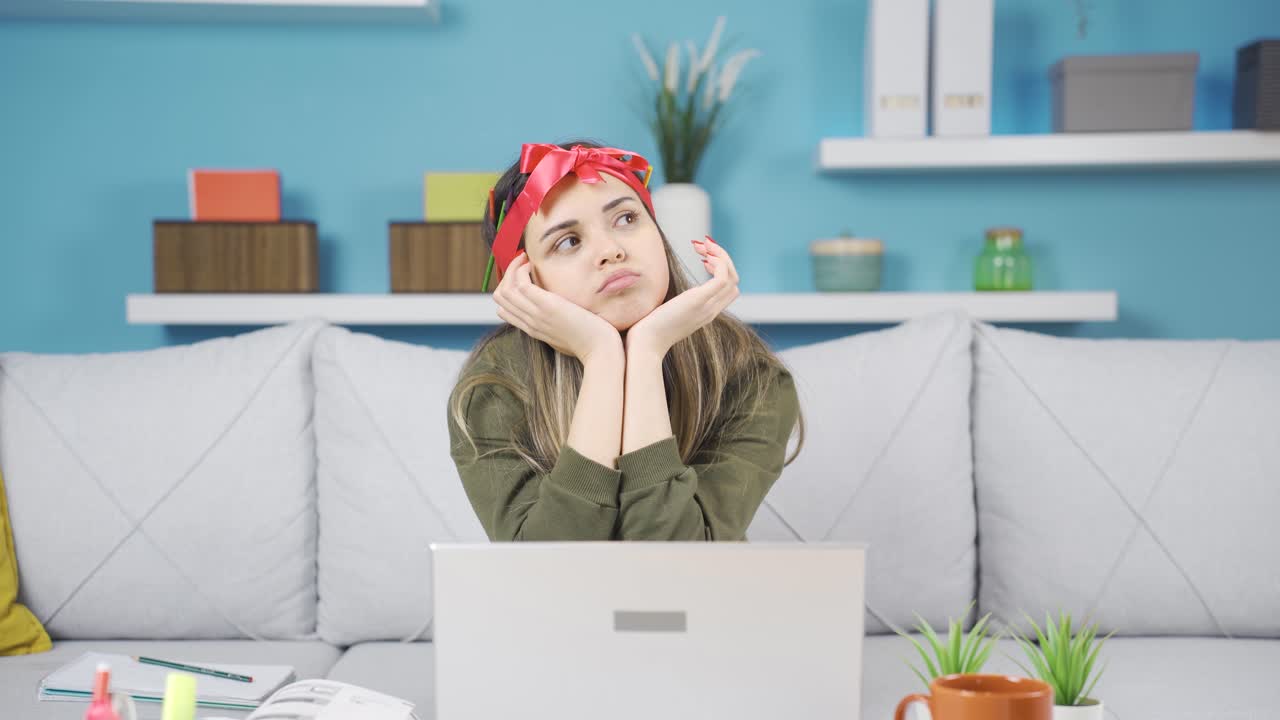 혼란스러운 재미있는 젊은 소녀 사려 깊은.