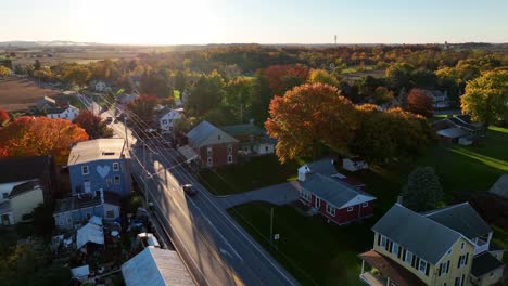 Historische-Häuser-In-Einer-Kleinen-Amerikanischen-Stadt-Bei-Sonnenuntergang