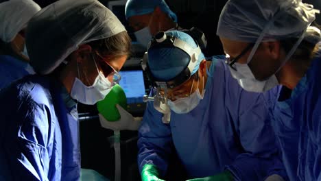 cirujanos que realizan operaciones en el hospital 4k