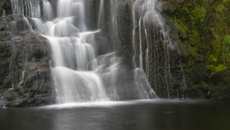 Lapso-De-Tiempo-De-La-Cascada-De-La-Naturaleza-Al-Aire-Libre-En-El-Condado-De-Donegal-En-Irlanda