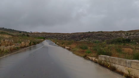 hermosa vista mientras se conduce por una carretera de montaña rodeada de paisajes de otoño en gemeinde, malta en austria en un día nublado