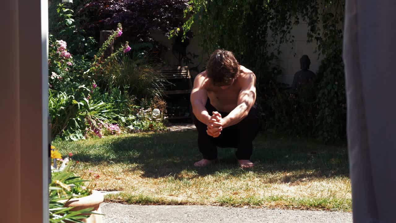 entrenamiento en el patio trasero estiramiento entrenamiento en casa
