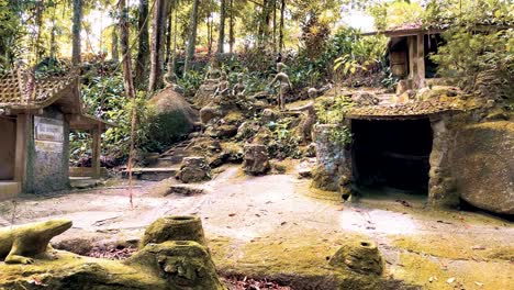 jardín secreto con chozas y estatuas en la isla de koh samui, tailandia