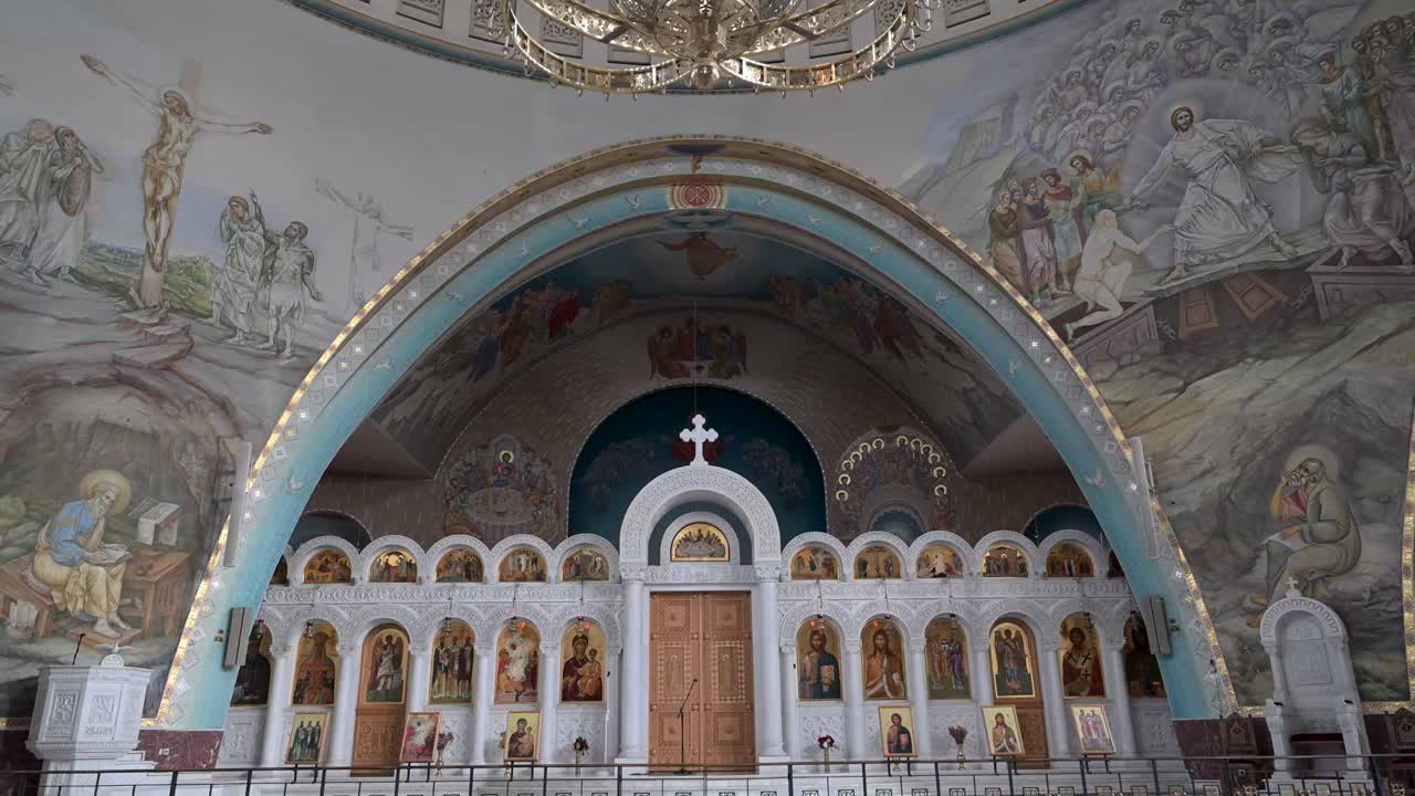 Individui devoti si dedicano alla preghiera silenziosa e alla riflessione spirituale tra le icone dorate e la grandiosa architettura del santuario ortodosso orientale durante una funzione mattutina