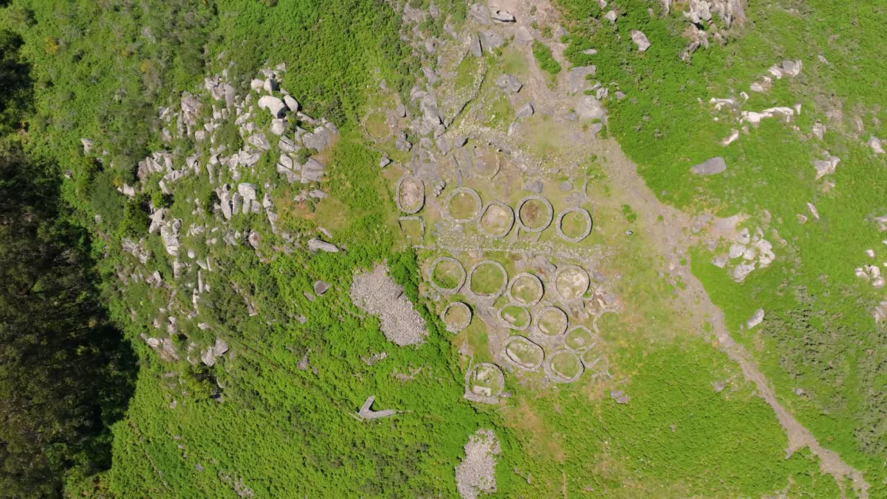 volando sobre el sitio arqueológico castro de berobriga en pontevedra, españa