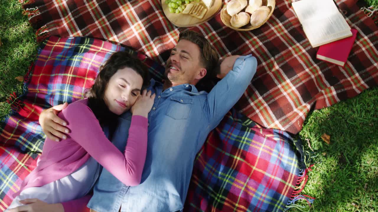 공원에서 누워 있는  ⁇ 만적 인 커플