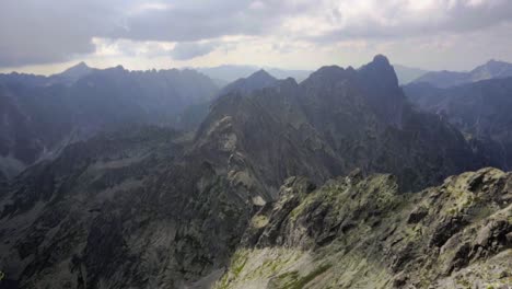 Berggipfelblick-über-Die-Bergkette-Mit-Bergrücken-Und-Gipfeln-Zwischen-Epischer-Landschaft