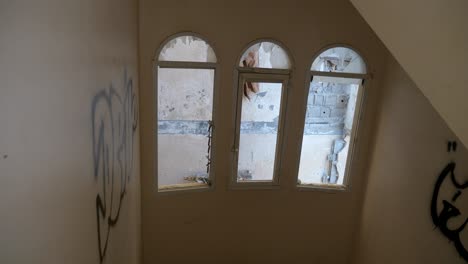 vista de una casa destruida detrás de una ventana en la ciudad de rafah, palestina