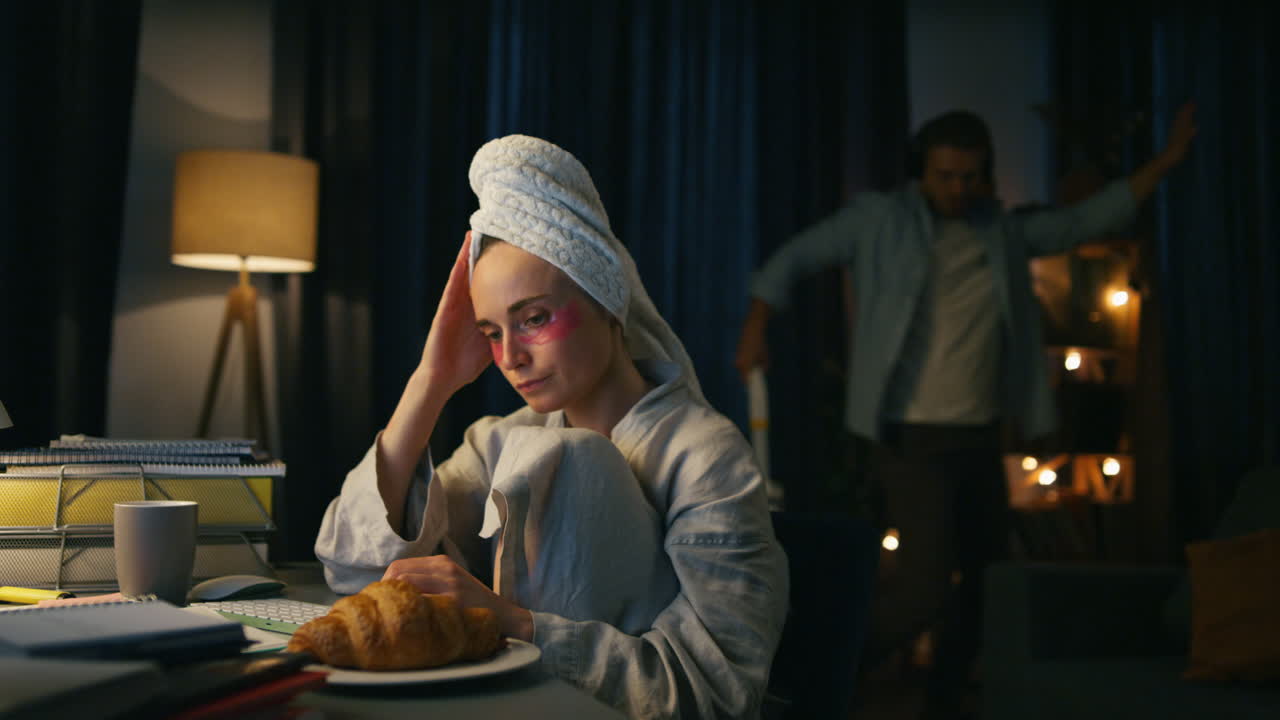 집에서 집중하려고 하는 분노한 여성, 직장에서, 청소하는 남자, 방해하는 남자