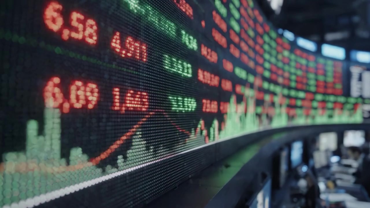 Dinamica sala contrattazioni della borsa con tabelloni elettronici che mostrano informazioni finanziarie in tempo reale e operatori impegnati nei processi decisionali