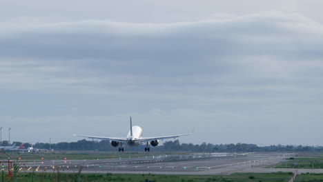 Aterrizaje-De-Un-Avión-De-Pasajeros-En-La-Pista-Del-Aeropuerto-De-Barcelona-España