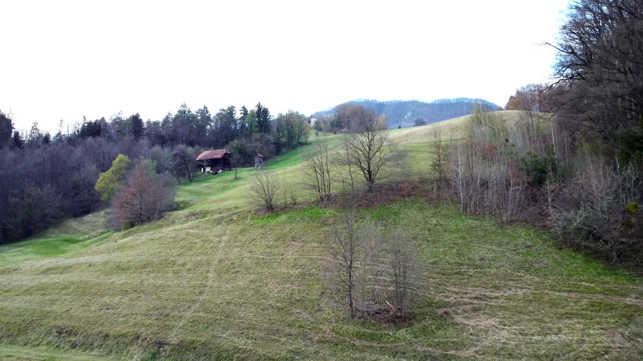 Zelený kopec v Lašku, Východní Slovinsko, stoupající letecký záběr