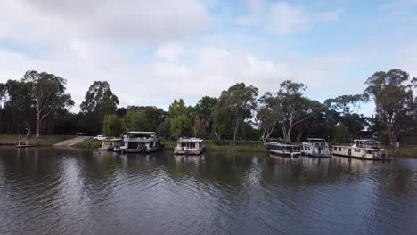 House-boats-on-the-shore-of-the-Murray-River-Berri,-South-Australia