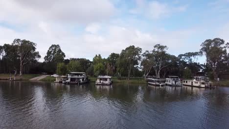 Casa-Botes-En-La-Orilla-Del-Río-Murray-Berri,-Sur-De-Australia